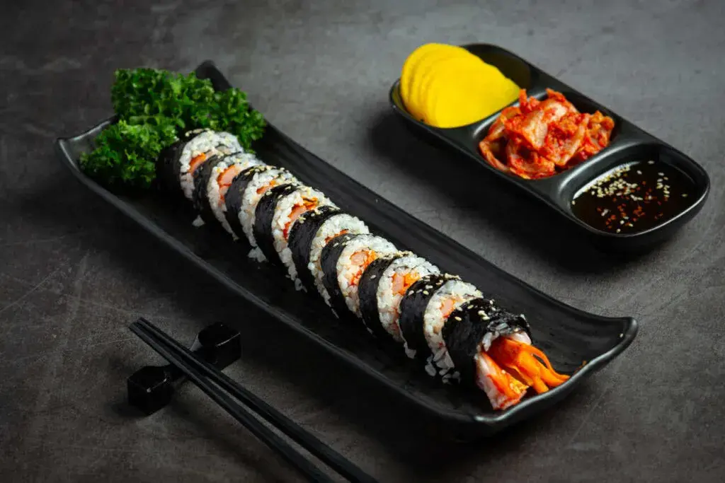 Kimbap a sushi: Kluczowe różnice w ryżu, nadzieniu i smaku