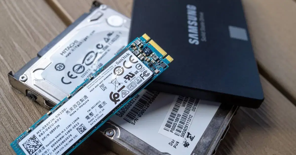 Ein M.2 SSD und zwei Festplatten liegen nebeneinander. Die SSD zeigt den smart status, der für eine schnelle Datenübertragung steht.