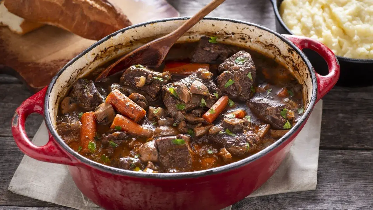 Un saporito spezzatino di manzo con carote e funghi, pronto per essere gustato con pane fresco e purè.