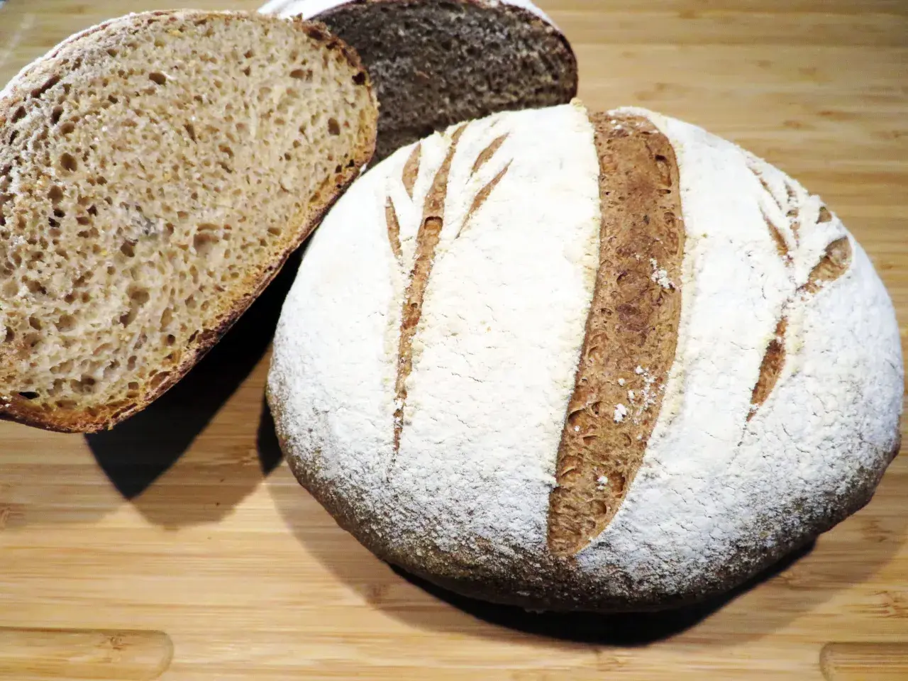 Pane rustico con farina 00, crosta dorata e mollica alveolata, pronto per essere gustato.