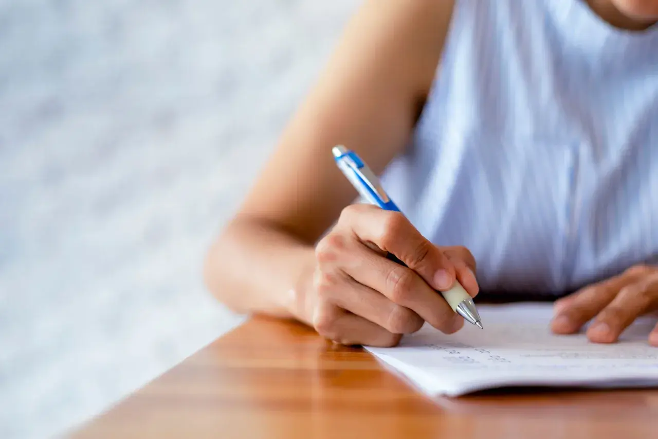 Main tenant signe un document pour ajouter une personne sur un bail social.