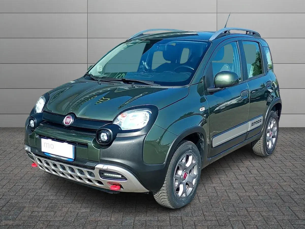 Fiat Panda Cross Diesel verde, pronta per ogni avventura.