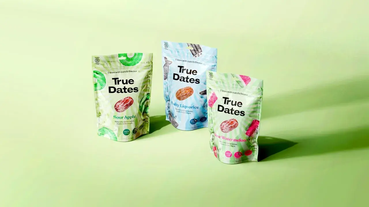 Trzy paczki True Dates: jabłkowe, lukrecjowe i arbuzowe. Naturalnie słodkie daktyle, produkowane w Danii.