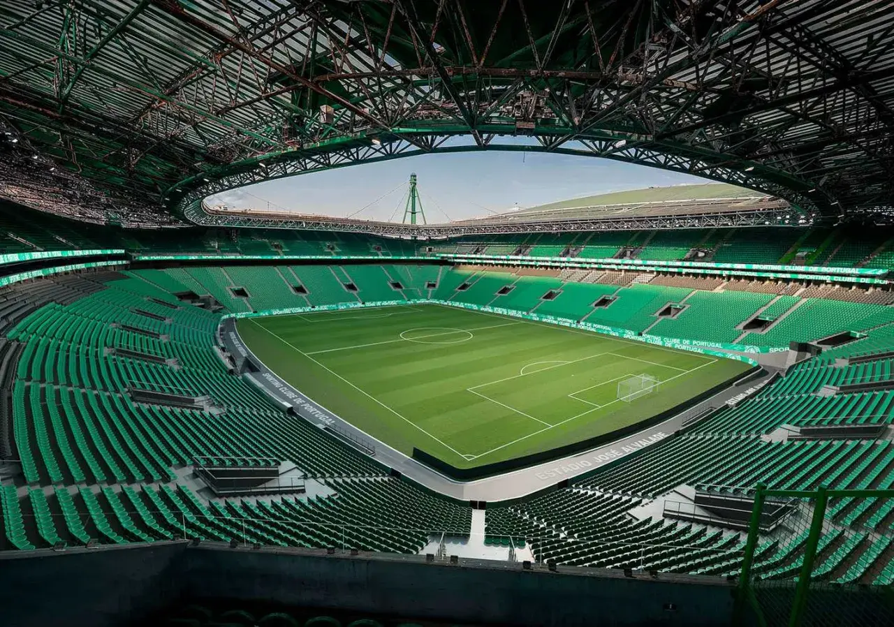 Pusta, zielona trybuna stadionu Estádio José Alvalade, domu Sporting Lizbona, czeka na kibiców.