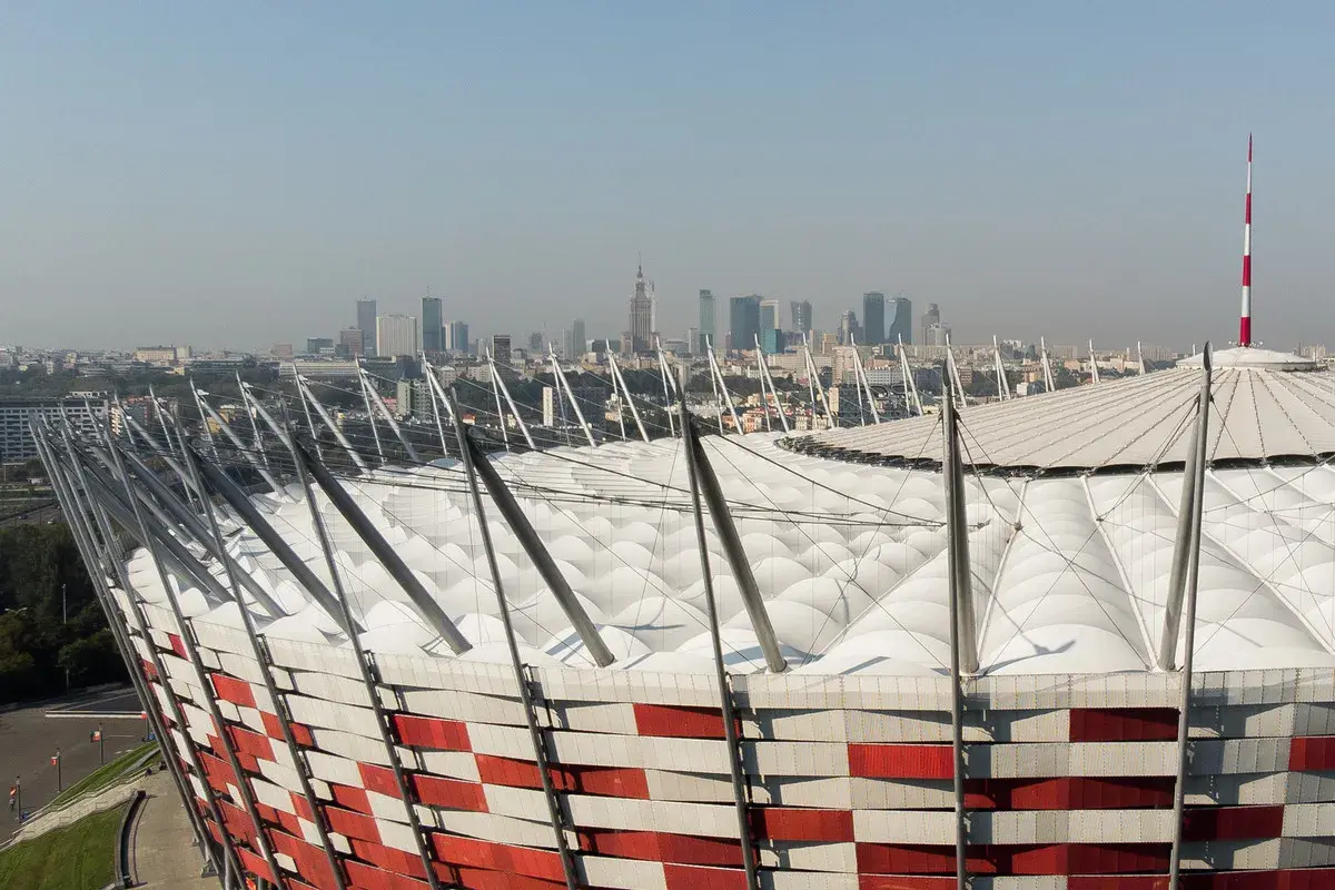 Stadion Narodowy w Warszawie, z jego charakterystyczną biało-czerwoną fasadą i nowoczesnym dachem, góruje nad panoramą miasta. Zastanawiasz się, ile miejsc ma stadion narodowy?