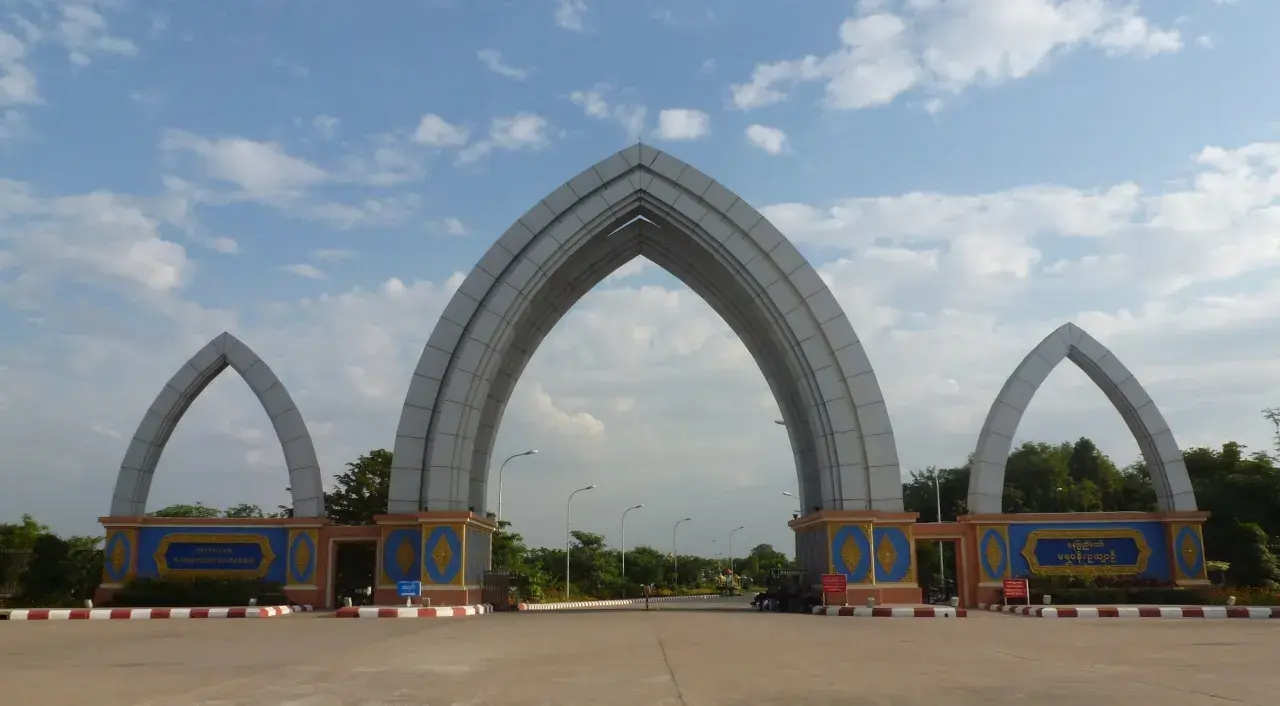 Monumentalne łuki w kształcie serca witają w Naypyidaw, stolicy Birmy.