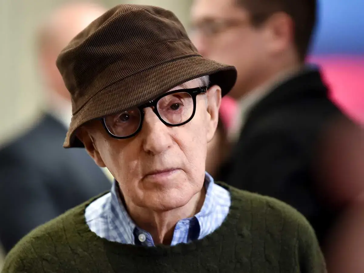 Woody Allen, med sin karaktäristiska hatt och glasögon, påminner om hans många filmer.