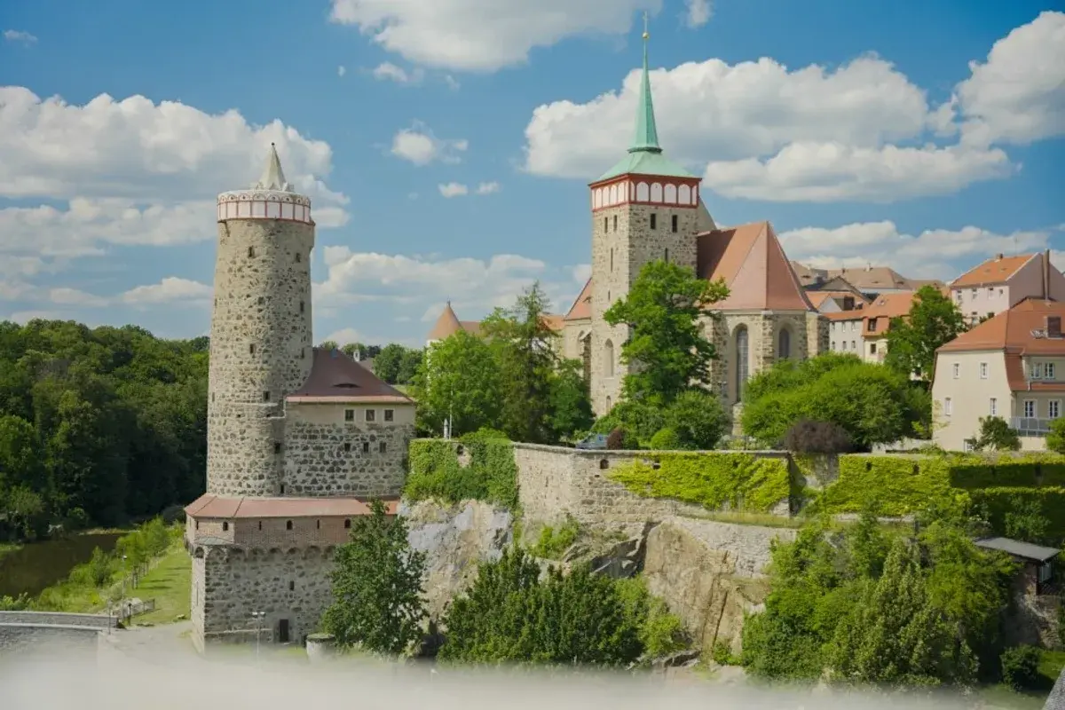 Burg und Kirche auf einem Felsen thronend, ein malerisches Bild der Ausflugsziele Oberlausitz.