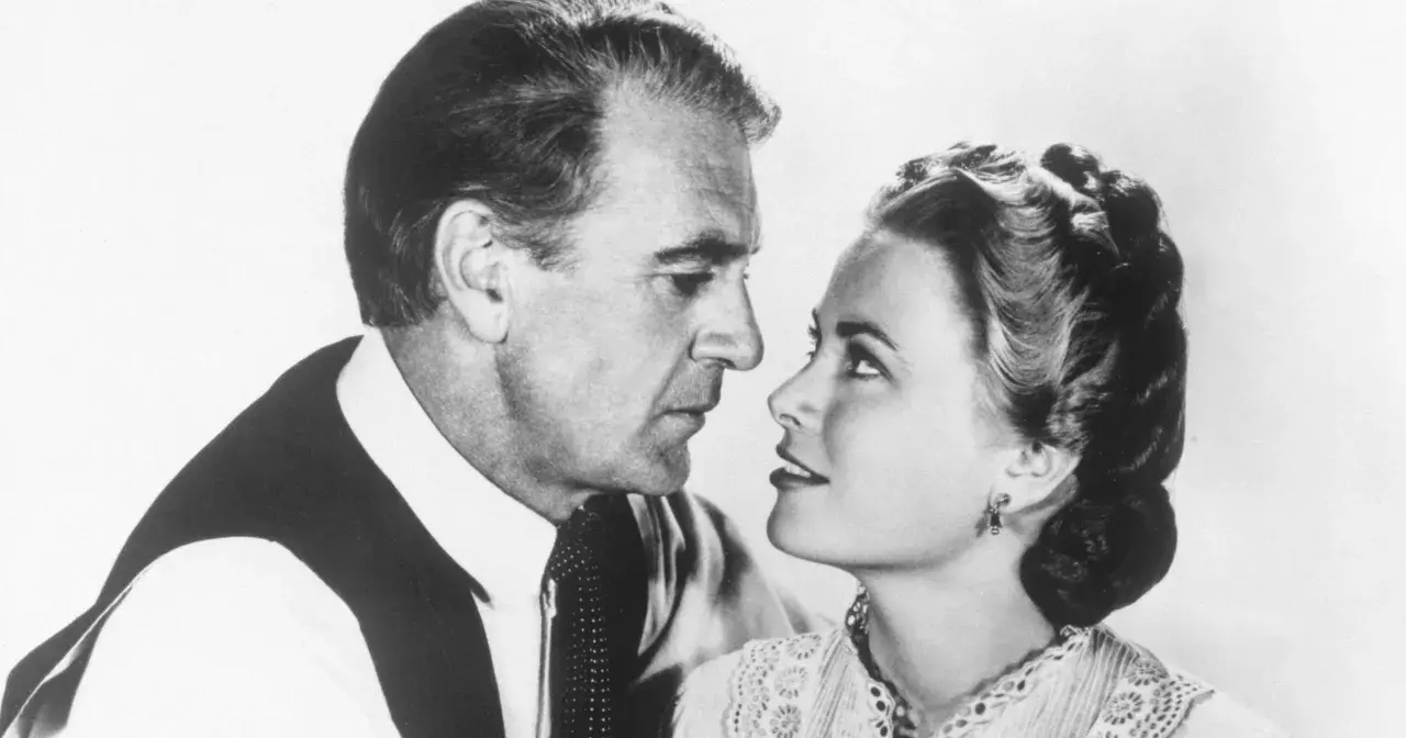 W samo południe obsada: Gary Cooper i Grace Kelly w zbliżeniu, patrzą na siebie z intensywnością.