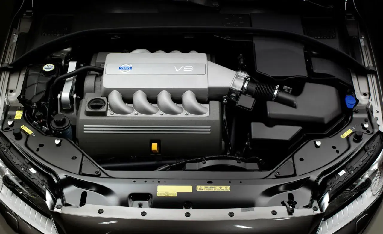 Potężny silnik Volvo 4.4 V8 Yamaha, serce szwedzkiej bestii, gotowe do akcji.