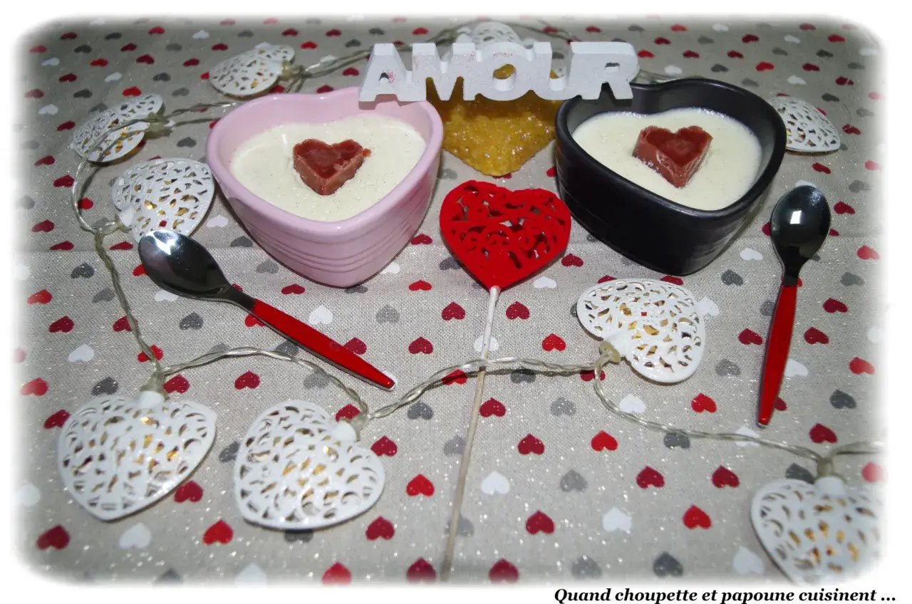 Deux panna cotta au mascarpone, décorées de cœurs, sur une nappe à cœurs. Parfait pour une recette panna cotta mascarpone.