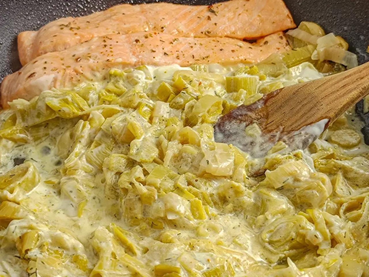 Saumon poêlé avec une sauce crémeuse aux poireaux. Une recette simple et savoureuse pour un dîner rapide.