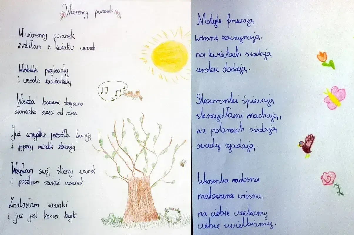 Ręcznie pisany wiersz o wiośnie z rysunkami drzewa, słońca, ptaków i motyli.