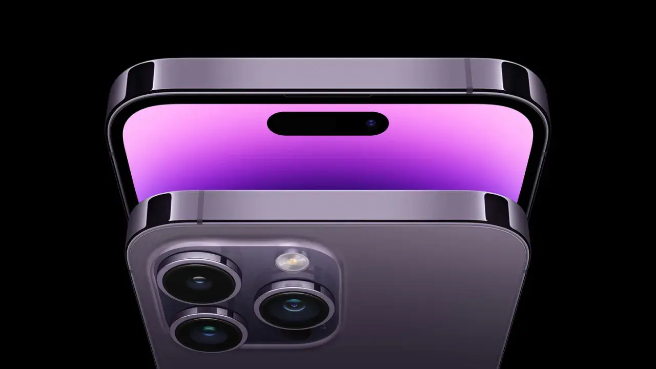 Nowy iPhone 14 Pro z fioletowym ekranem i potrójnym aparatem.