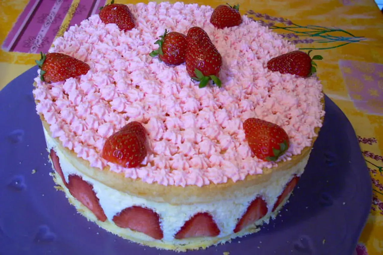 Gâteau fraisier mascarpone, une délicieuse recette avec une génoise moelleuse, crème onctueuse et fraises fraîches.