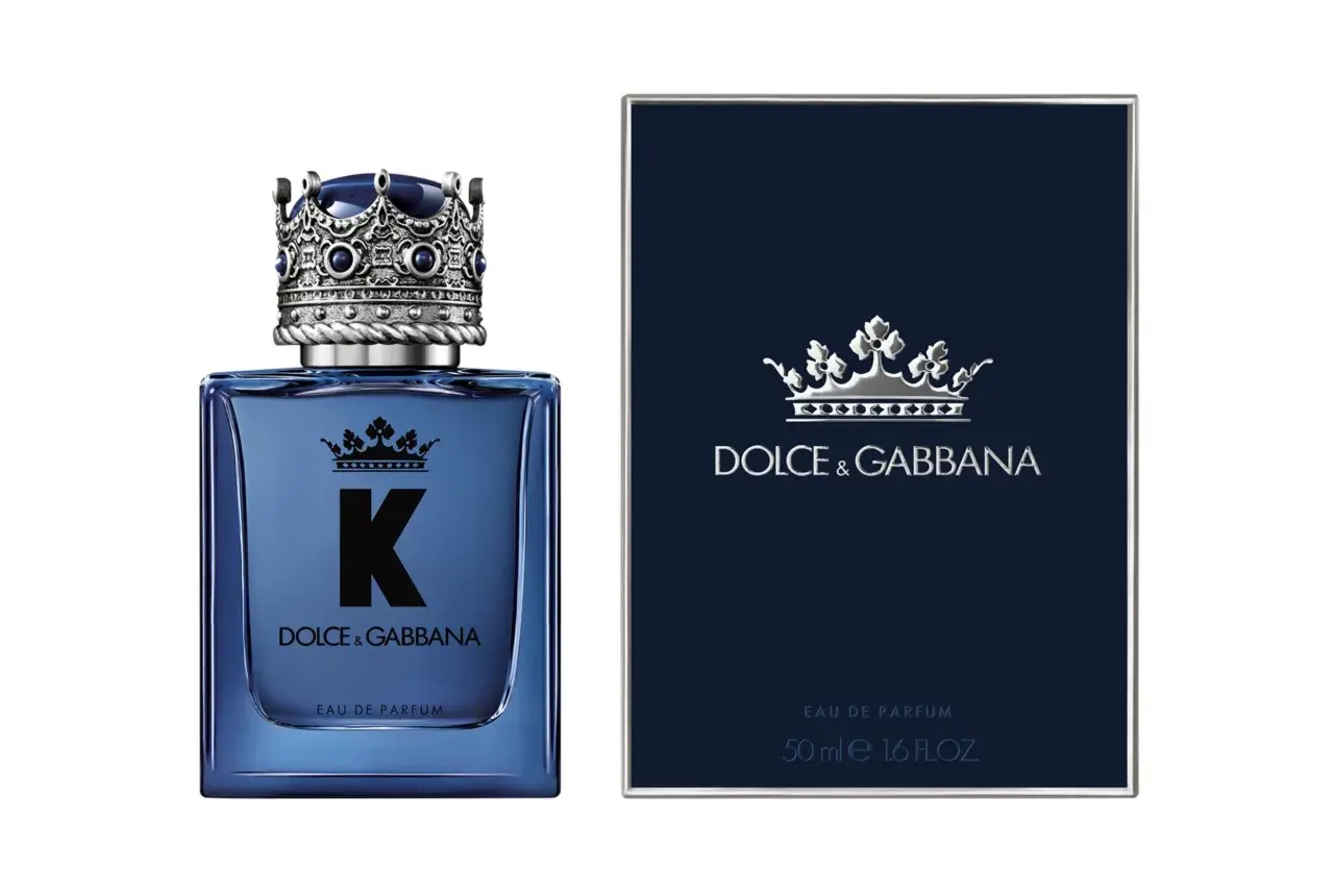 Elegancki flakon perfum Dolce & Gabbana K EDP z koroną na nakrętce i pudełko w granatowym kolorze.