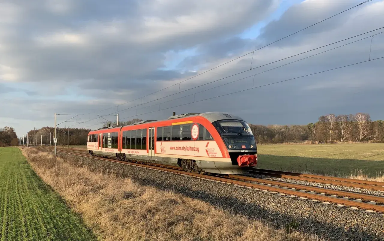 Der Kulturzug Berlin-Breslau fährt durch eine herbstliche Landschaft.