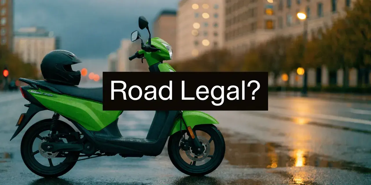 Zielony motorower z kaskiem na siedzeniu, stojący na mokrej ulicy. Czy to motorower co to, legalny na drogach?