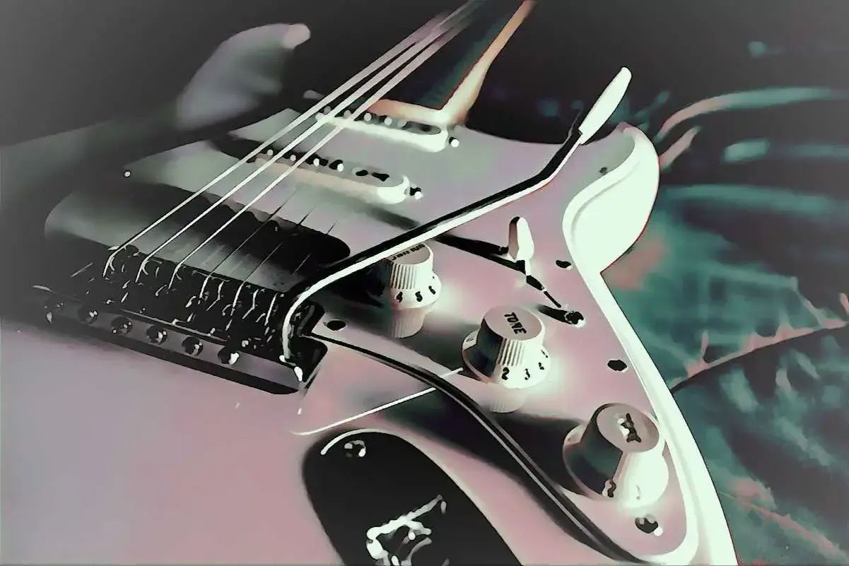 Biała gitara elektryczna, dzieło Leo Fendera, z widocznymi strunami, mostkiem i pokrętłami.