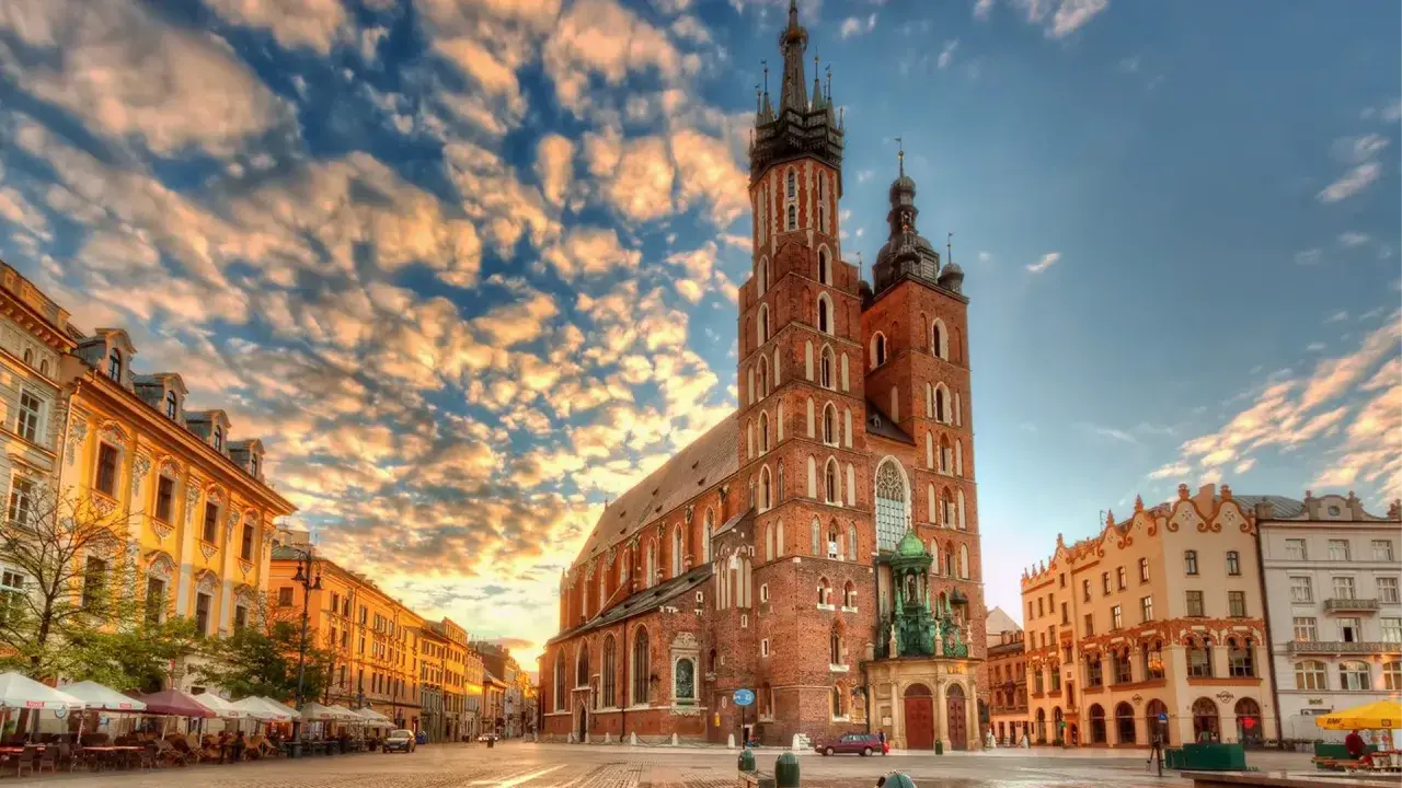 Bazylika Mariacka w Krakowie o zachodzie słońca.