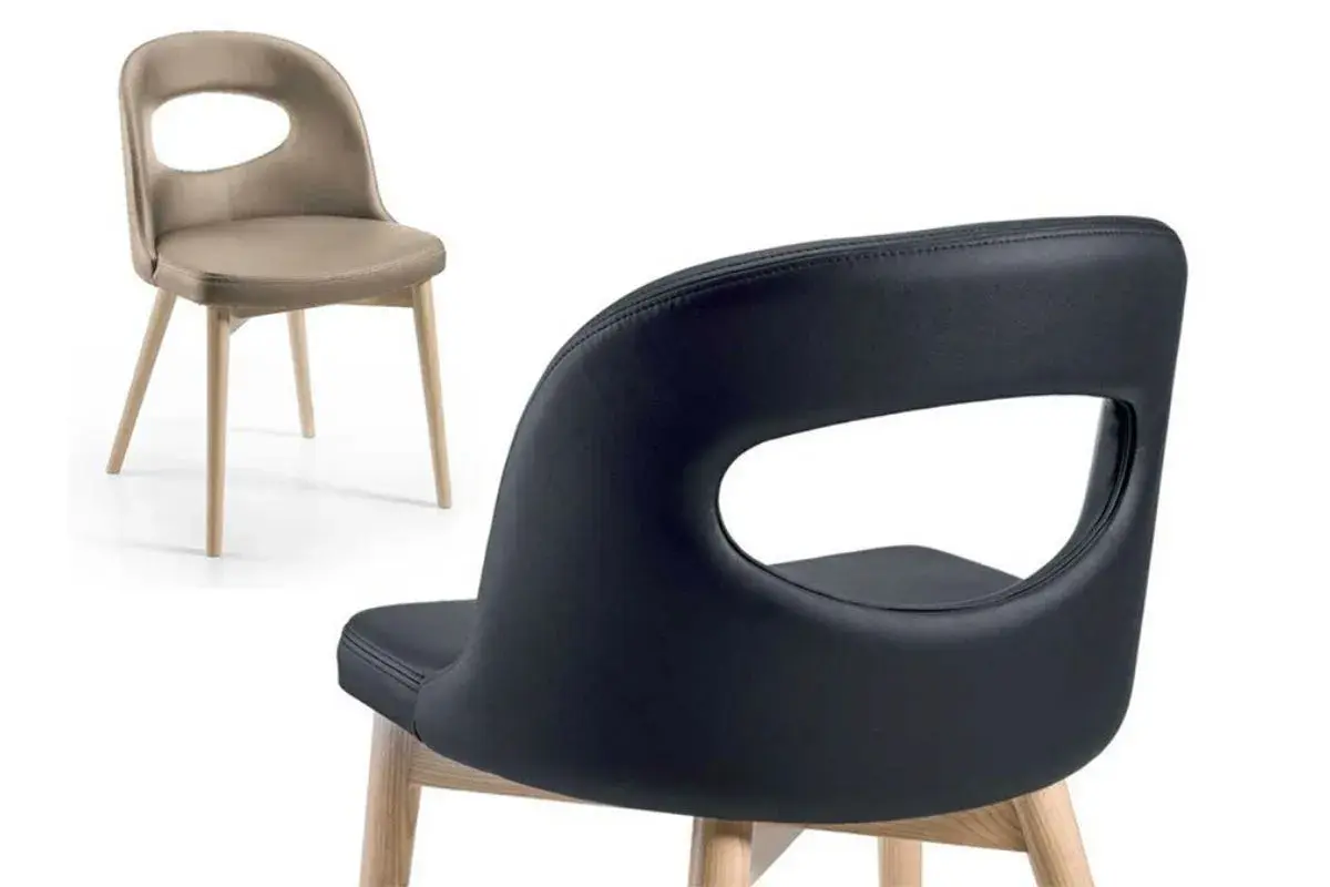 Sedie moderne in pelle nera e cuoio beige, con gambe in legno. La differenza cuoio e pelle è evidente nella texture.