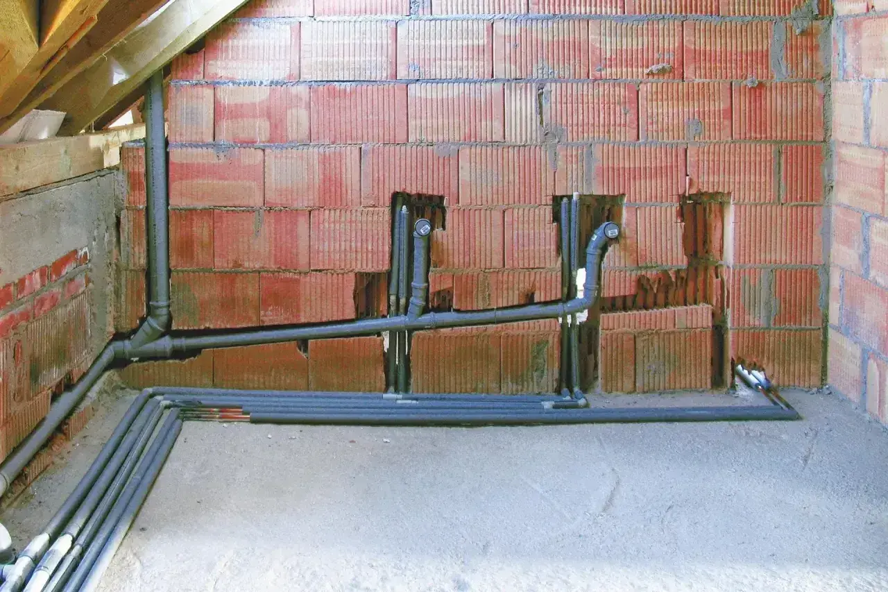 Instalacja hydrauliczna w trakcie budowy. Widoczne rury kanalizacyjne i wodne, z uwzględnieniem minimalny spadek dla rury 160.