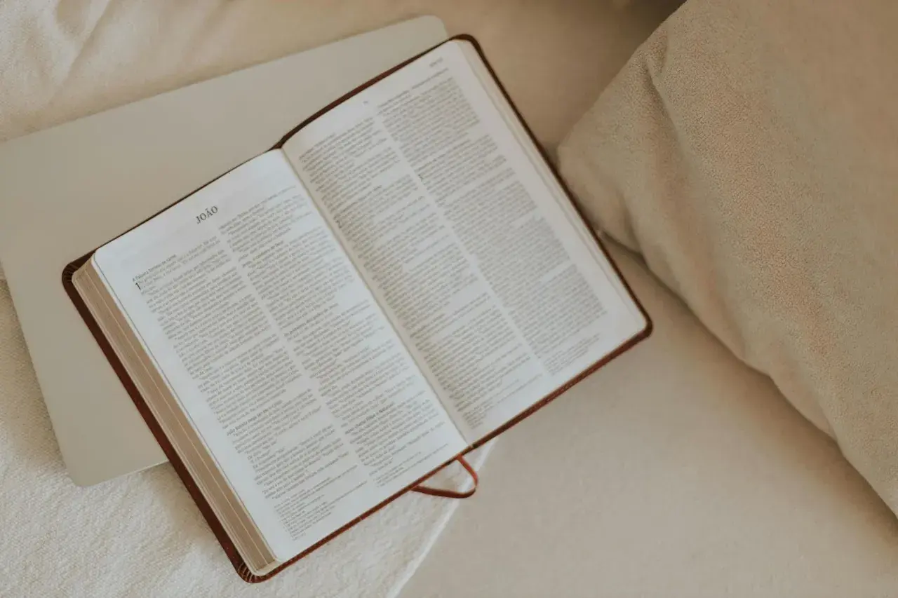 Otwarta Biblia, na której jest modlitwa ze słowem Bożym. Tekst w języku portugalskim, rozdział "João".