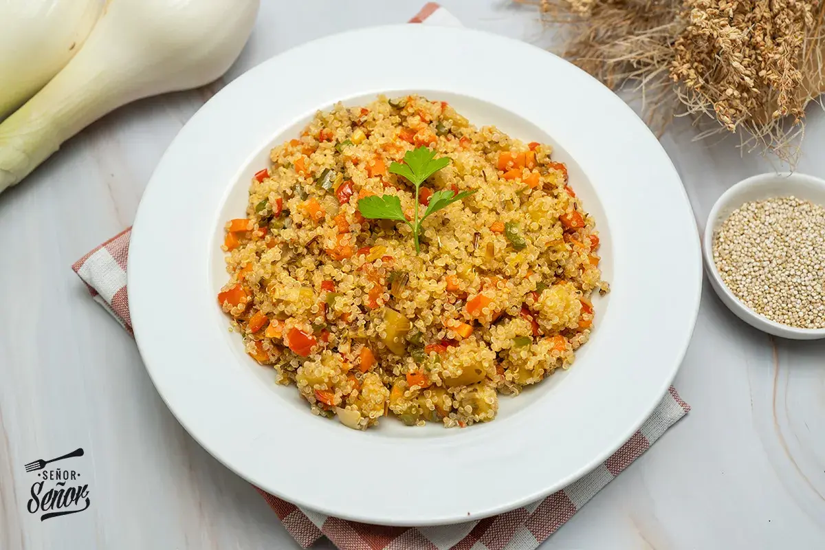 Plato de quinoa con verduras, ideal para tus recetas saludables.