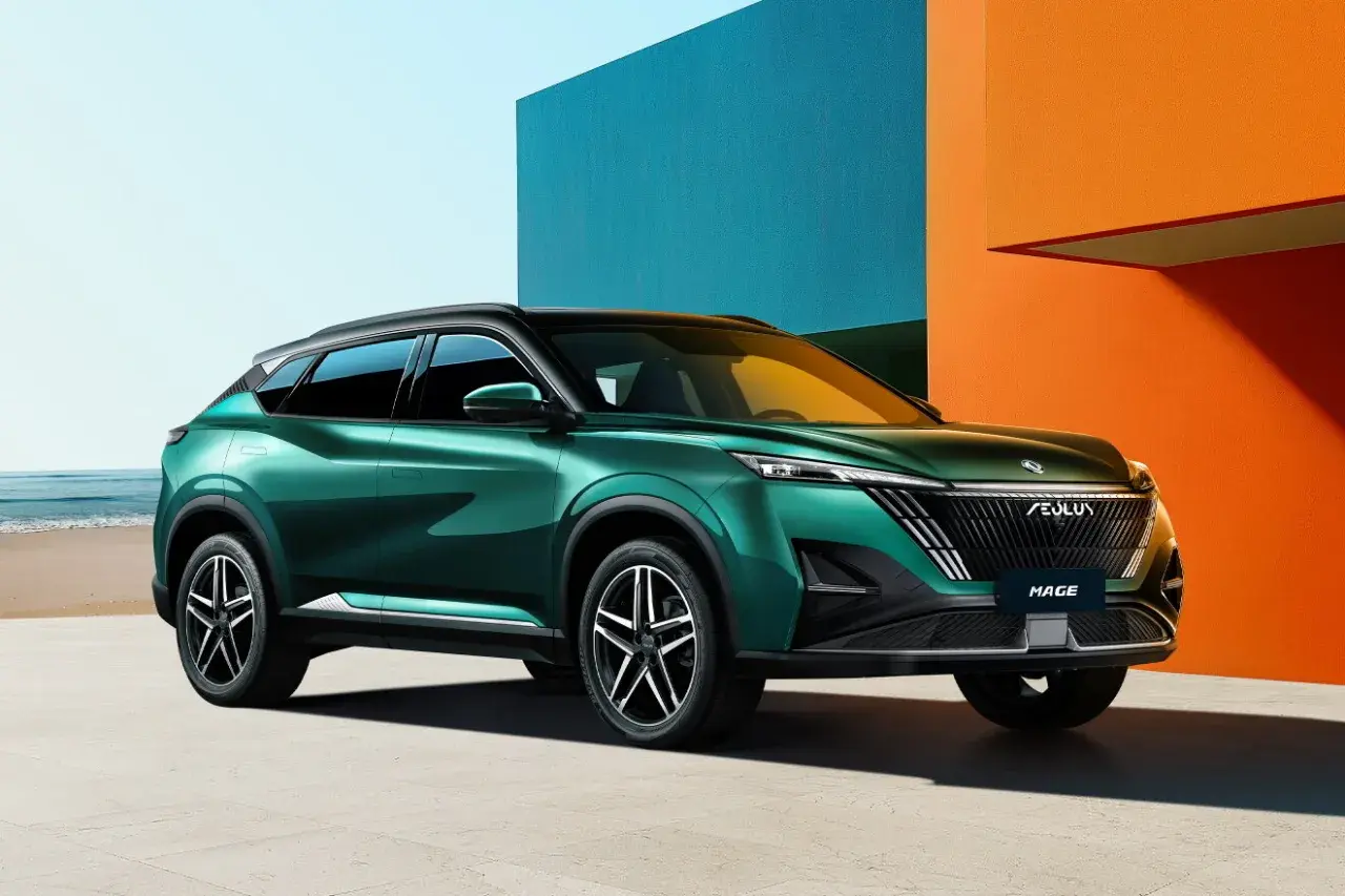 Elegante SUV Dongfeng Auto verde smeraldo, con sfondo colorato e spiaggia.