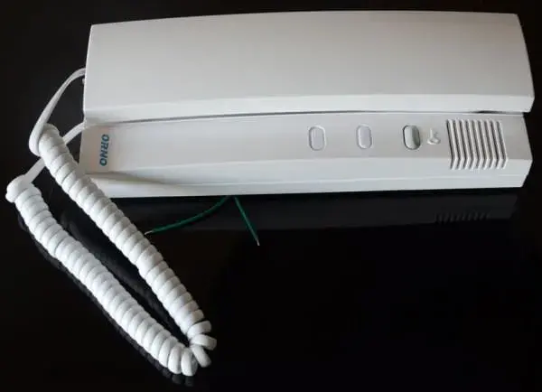 Jak podłączyć domofon Orno OR-AD-5002 - proste kroki i porady