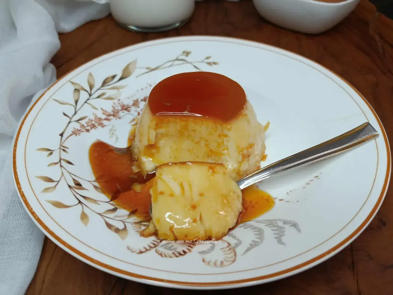 Un delizioso creme caramel, con la sua glassa dorata e la consistenza morbida, pronto per essere gustato.