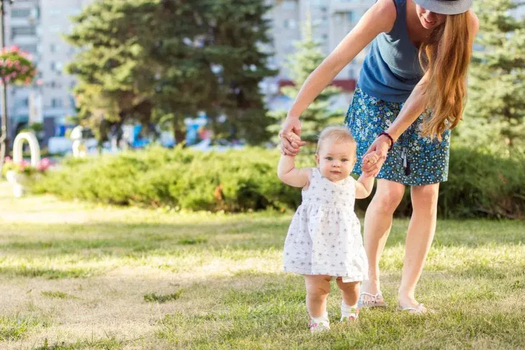 Kiedy niemowlę bez czapki? Bezpieczny spacer w każdym wieku