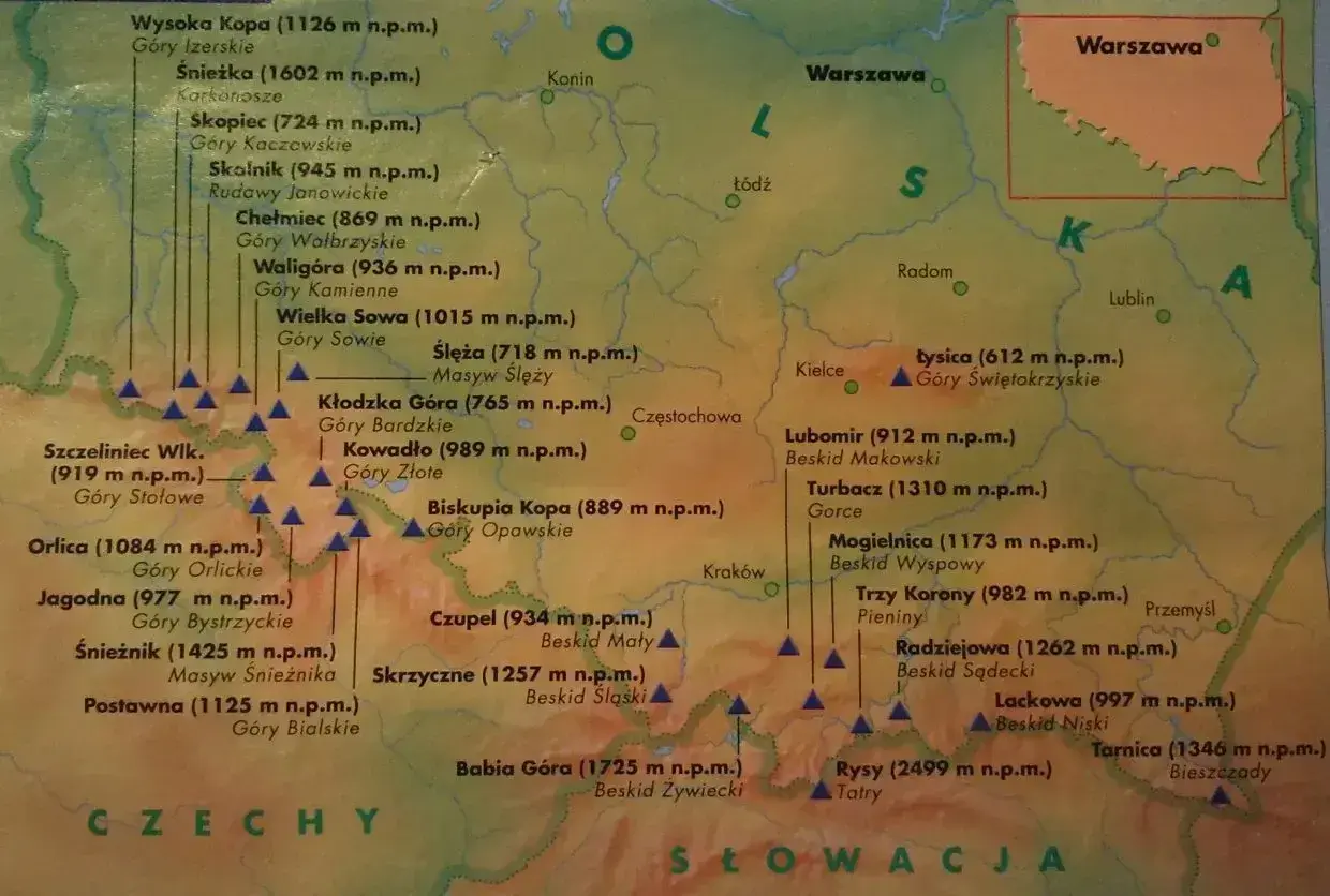 Mapa Polski z zaznaczonymi szczytami, tworzącymi koronę gór polskich. Widoczne m.in. Tatry, Bieszczady, Karkonosze.