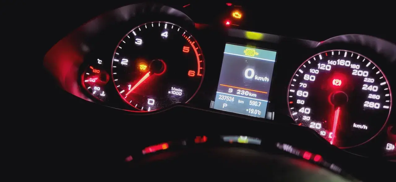 Kontrolka filtra DPF świeci się na desce rozdzielczej Audi A4 B8, wskazując potrzebę wypalania DPF. Przebieg 237524 km.