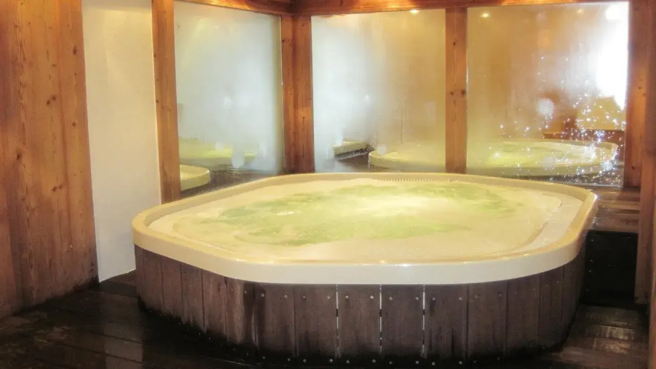 Jacuzzi burbujeante listo para relajarse. Aprende como hacer espuma en la bañera para una experiencia perfecta.