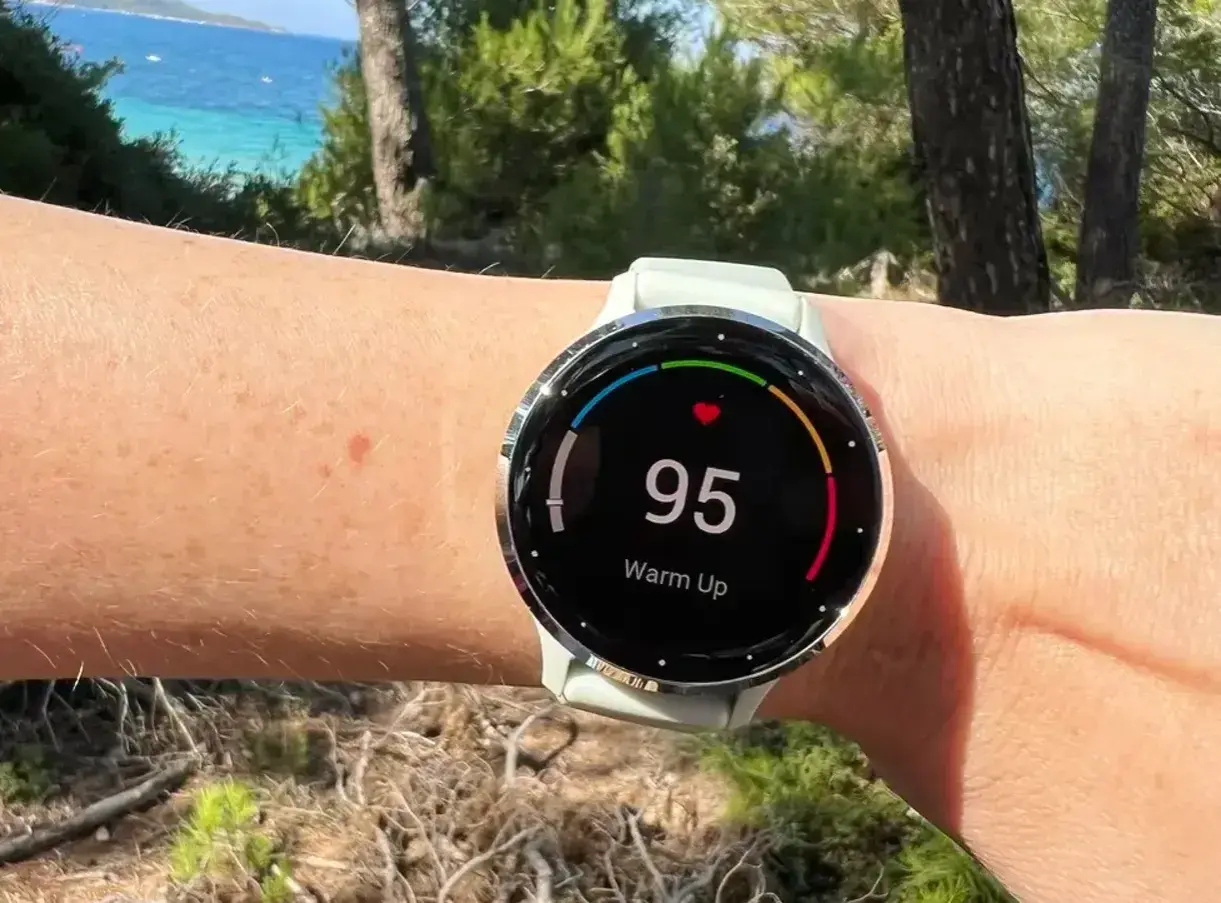 Garmin Venu 3 zeigt 95 bpm während des Aufwärmens. Die EKG-Funktion ist bereit für den Einsatz.