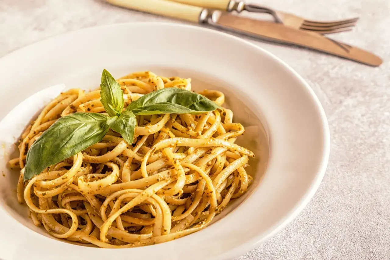 Pyszne linguine z pesto i bazylią. To danie to klasyka kuchni włoskiej, idealne na szybki obiad.