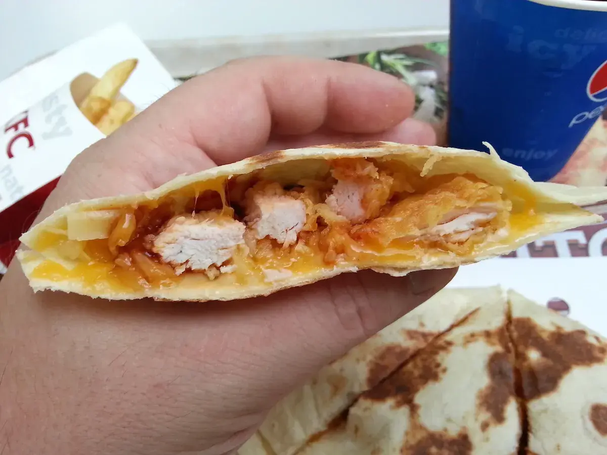 Qurrito z KFC, pyszne kawałki kurczaka w panierce, ciągnący ser i sos. Idealny na szybki posiłek, choć warto sprawdzić jego kcal.