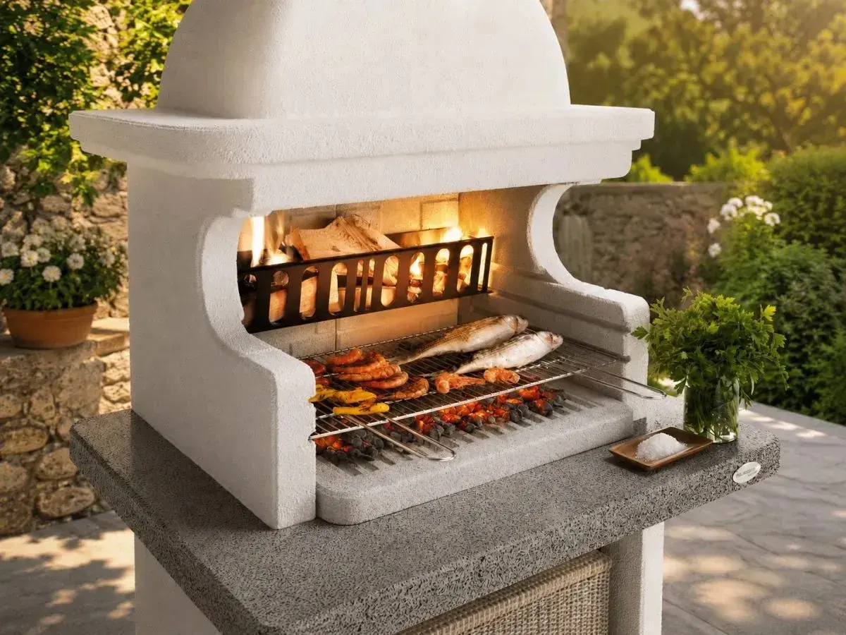 Una succulenta grigliata di pesce e carne cuoce su un barbecue in pietra, con fiamme vive e un contorno di erbe fresche.