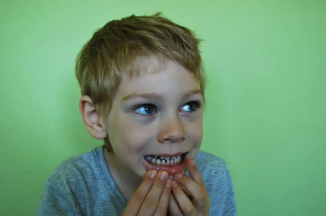 Bambino con denti sensibili, cerca un rimedio immediato.