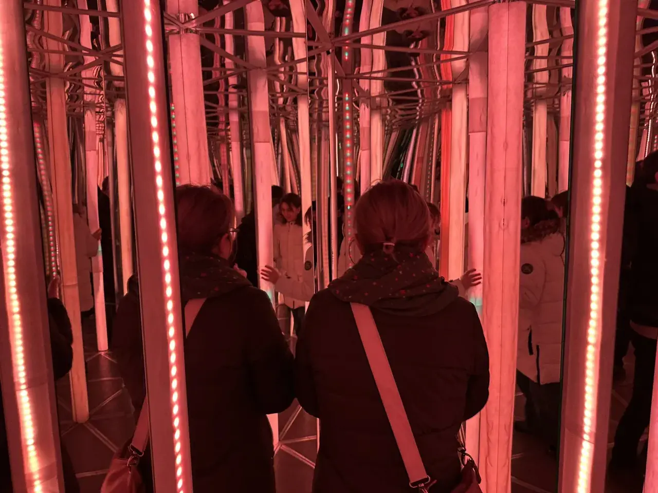 Wewnątrz infinity room w Krakowie, odbicia tworzą nieskończony labirynt.
