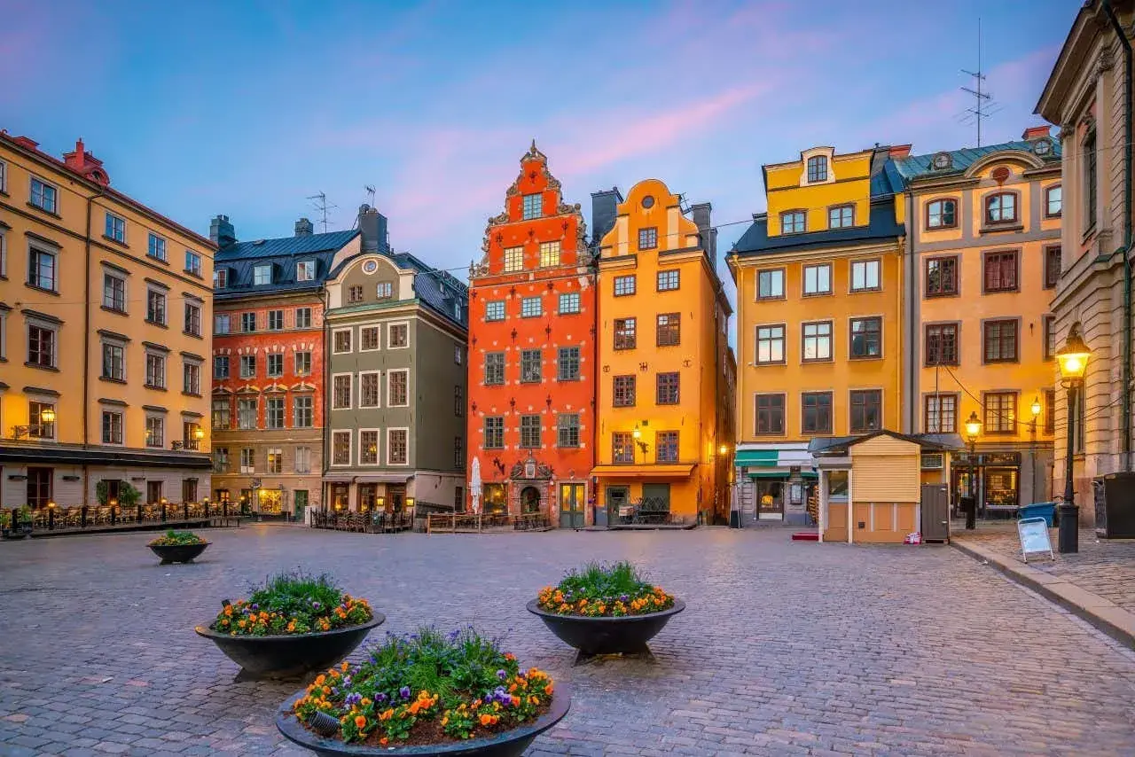 La place Stortorget à Stockholm, avec ses maisons colorées, est un endroit idéal pour se promener et découvrir que faire à Stockholm.