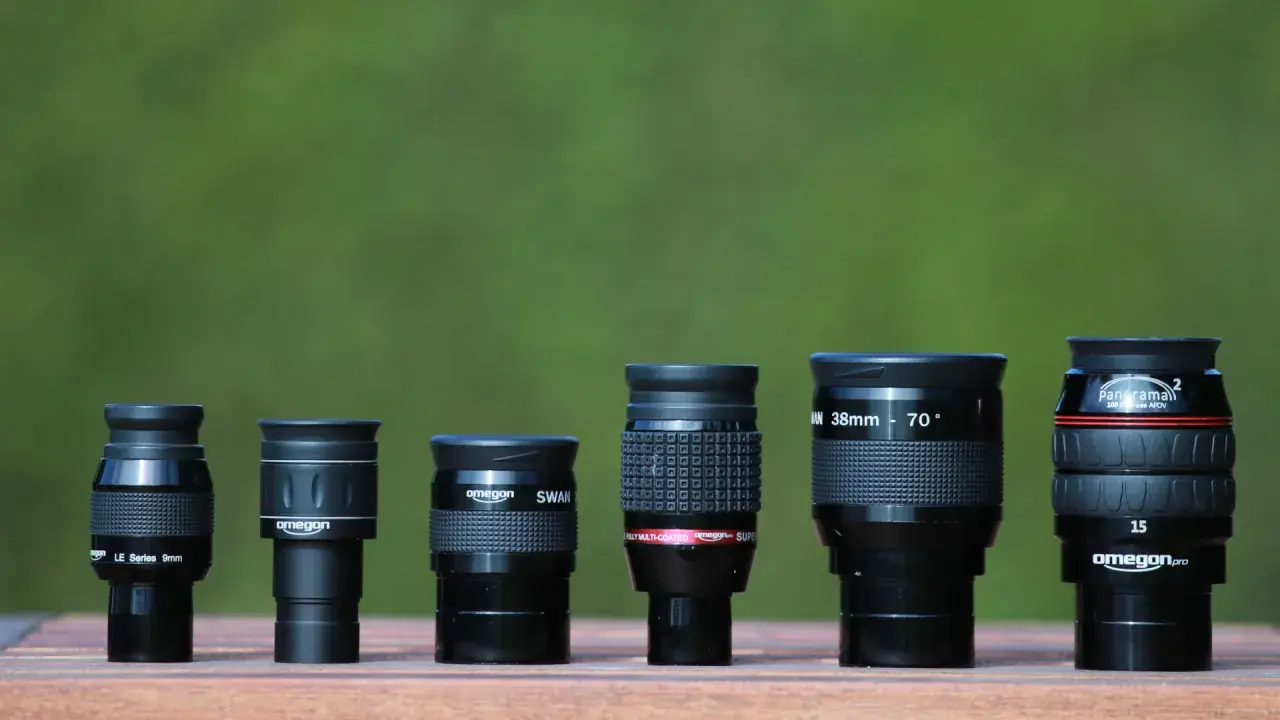 Sześć różnych okularów do teleskopu, od lewej: 9mm LE, Omegon, Omegon SWAN, Omegon SUPER, 38mm 70°, 15mm Panorama².
