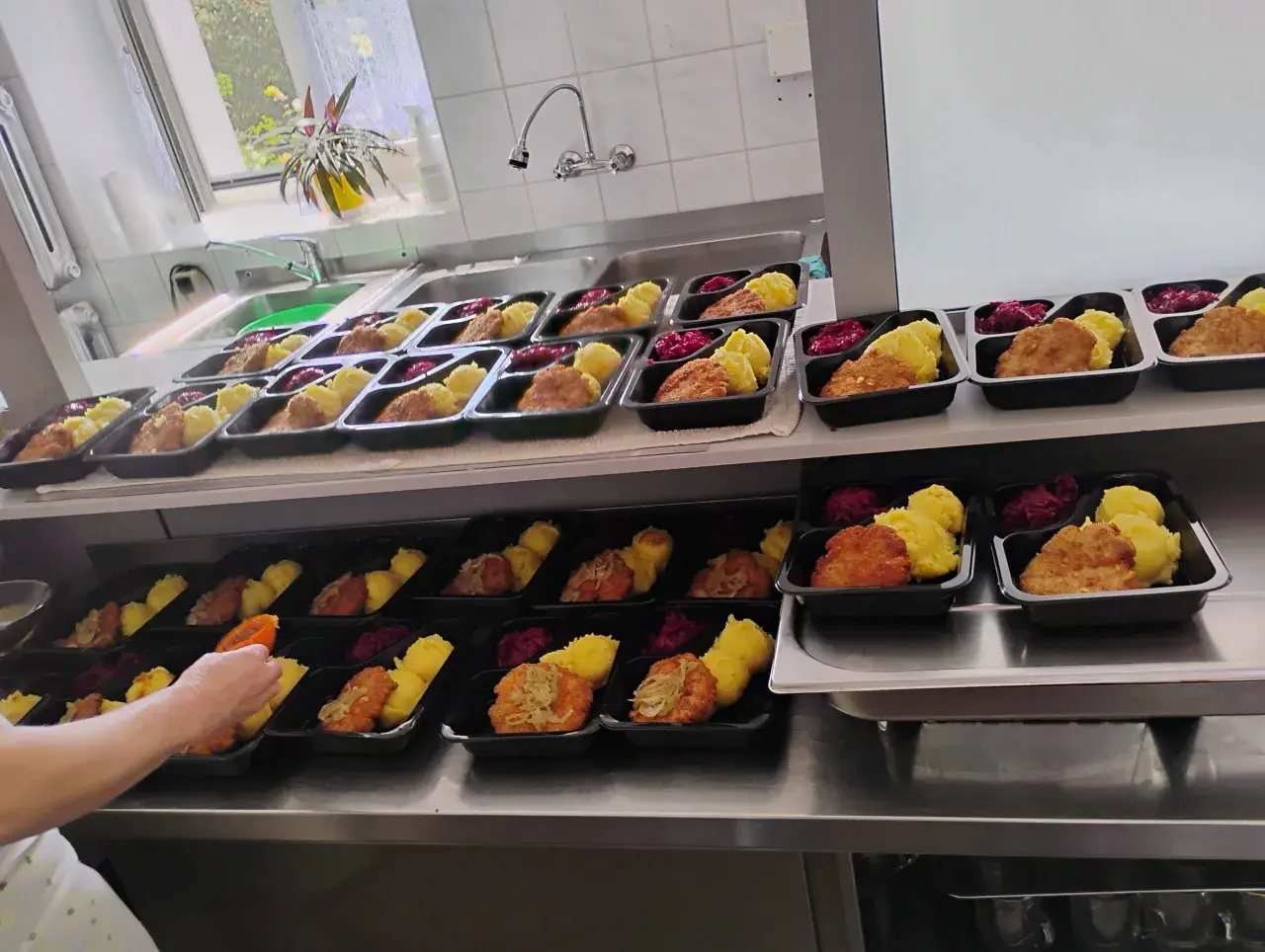 Przygotowywanie posiłków w restauracji to prawdziwa koronkowa robota. Kotlety, ziemniaki i surówka czekają w pojemnikach.