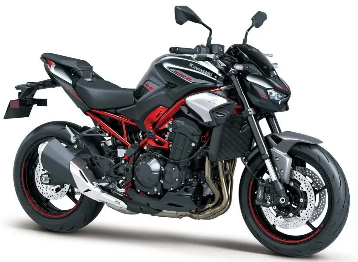 Kawasaki Z900 negra y roja, una moto potente. Su peso es ideal para maniobrar con agilidad.