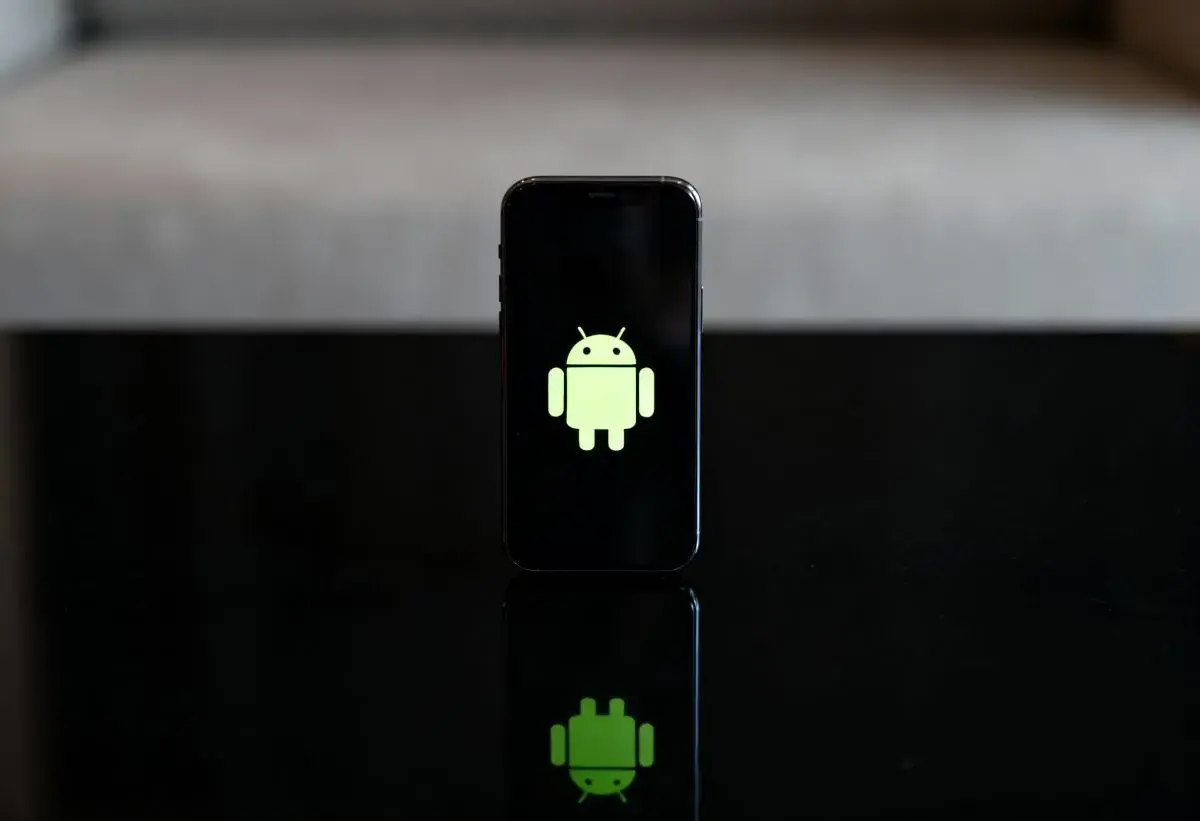 Smartfon z logo Android na czarnym ekranie, gotowy do nagrywania rozmów.