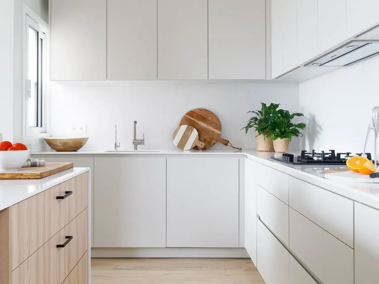 Cocinas modernas con encimeras blancas, armarios minimalistas y detalles en madera. Perfectas para un hogar contemporáneo.