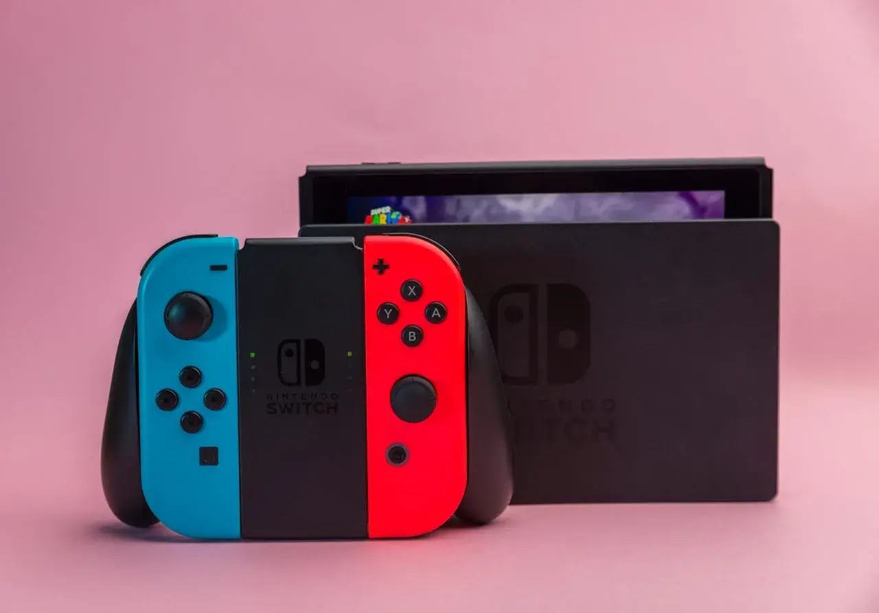Joy-cony do Nintendo Switch i konsola. Dowiedz się, jak odinstalować grę na Nintendo Switch, by zwolnić miejsce.