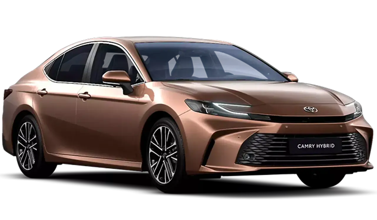 Nowa Toyota Camry 2024 w kolorze miedzianym, z nowoczesnymi światłami LED i napędem hybrydowym.