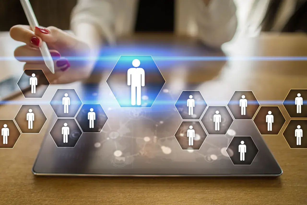 Interfaz digital para la gestión de personal, mostrando iconos de personas en hexágonos. La digitalización RRHH transforma la administración de talento.